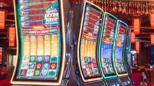 Slote Myanmar — ကစားသမားများ Football Betting နှင့် Live Casino ကစားနေသောမြင်ကွင်း